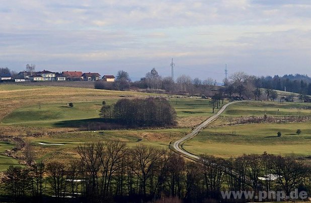 38 Ferienhäuser mit 65 Ferienwohnungen sind auf dem Flurstück Fl.-Nr. 136/15 (links oben, unterhalb Gföhret) geplant. Eine entsprechende Änderung des Bauplanes liegt derzeit im Rathaus aus. &#8197;&#8722;&#8194;Foto: Jäger